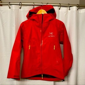 EXCELLENT LIKE NEW CONDITION WOMEN’S SIZE SMALL ARC’TERYX GORETEX COAT